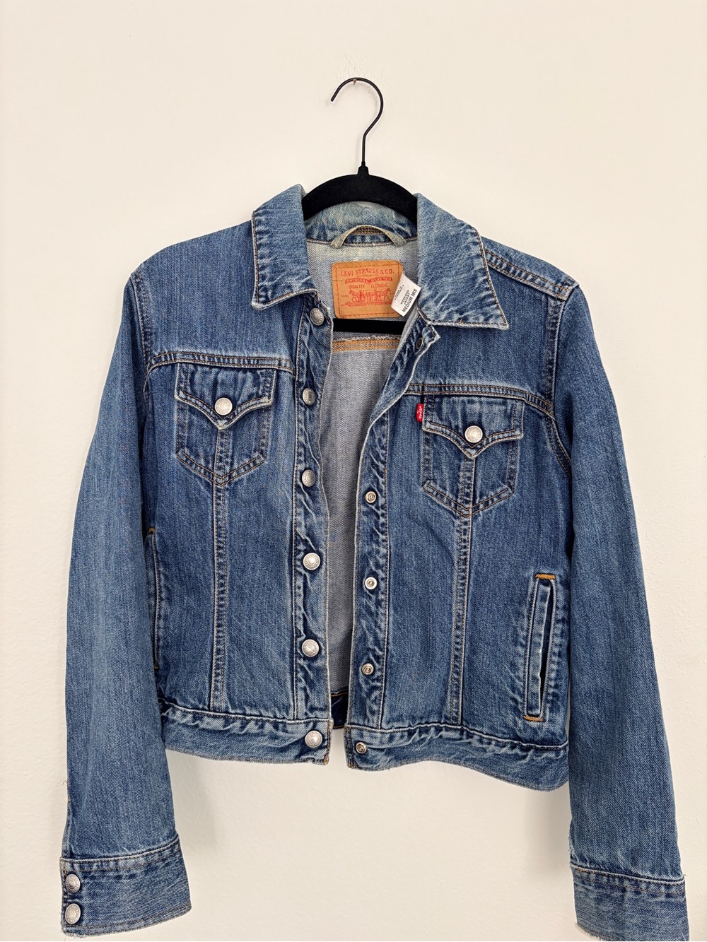 Vintage Levi's Women's Snap Button Denim Trucker Jacket - Medium Wash